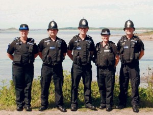 Sergeant Colin Taylor (Mitte) und seine vier Kollegen von der Scilly Isles Police. (Bild: Facebook)