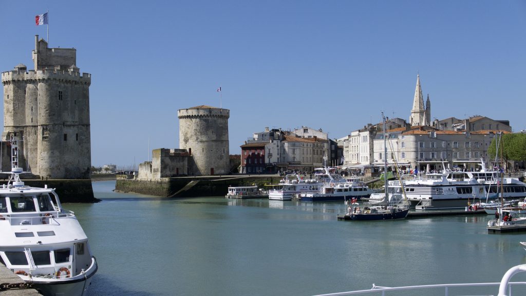 Blue Alligator liegt hinter den imposanten Türmen von La Rochelle im Vieux Port.