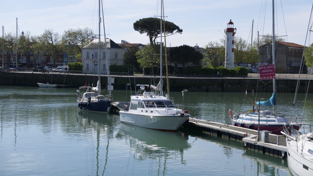 Das Zollboot liegt vor Blue Alligator am Steg in La Rochelle.