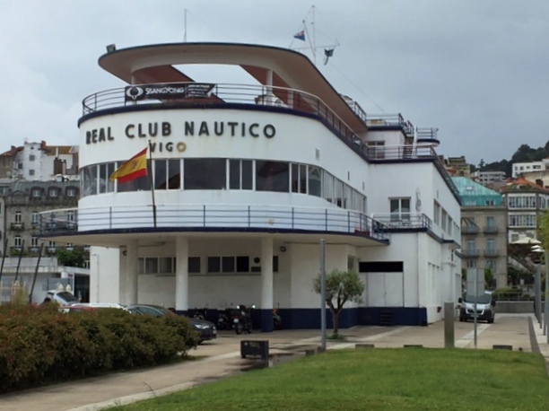 Nicht zu übersehen, wenn man von See her kommt: das Gebäude des Real Club Nautico von Vigo.