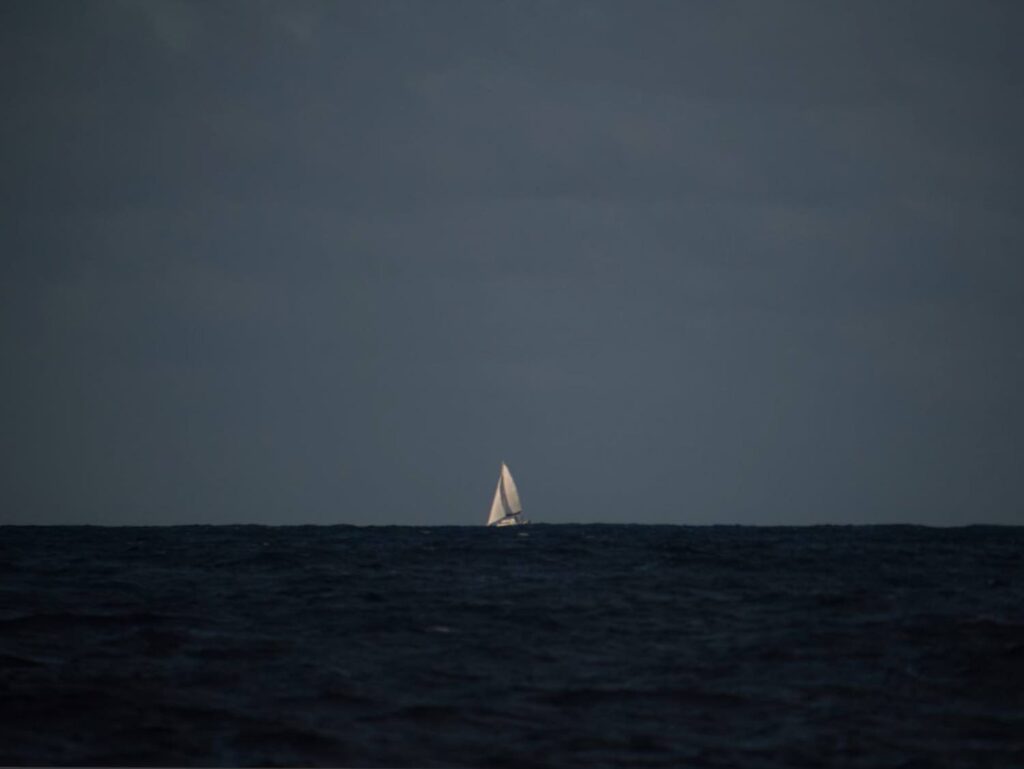 Eine Yacht allein auf See