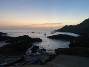 Yachten bei Sonnenuntergang in der Baia dos Cagarros auf der Insel Selvagem Grande.